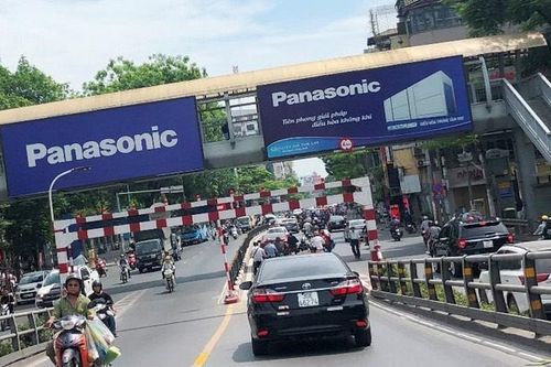 Biển quảng cáo vi phạm trên cầu vượt Hà Nội: Thanh tra Sở VH-TT bị 'bịt mắt'?