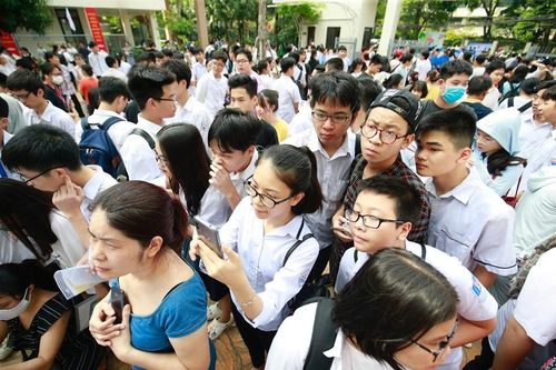 89.000 thí sinh Hà Nội đội nắng đến trường làm thủ tục thi lớp 10