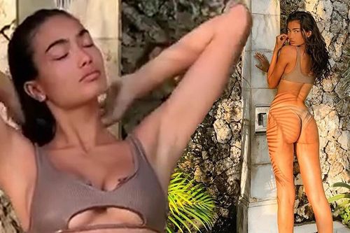 Kelly Gale 'đốt mắt' fan với clip mặc bikini tắm dưới vòi nước
