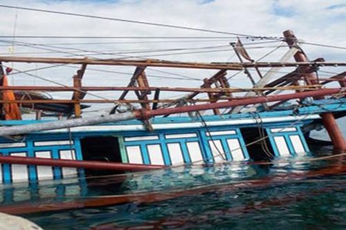 Tàu cá bị đâm chìm, 6 ngư dân may mắn thoát chết