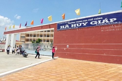 Nam sinh lớp 10 rơi từ tầng cao trường học xuống đất tử vong