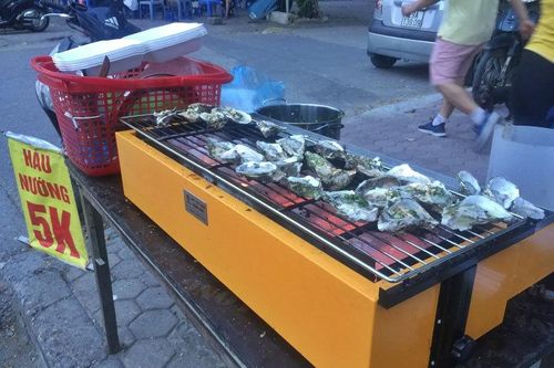 Hàu nướng 5.000 đồng hút người mua, tiểu thương ngày kiếm tiền triệu