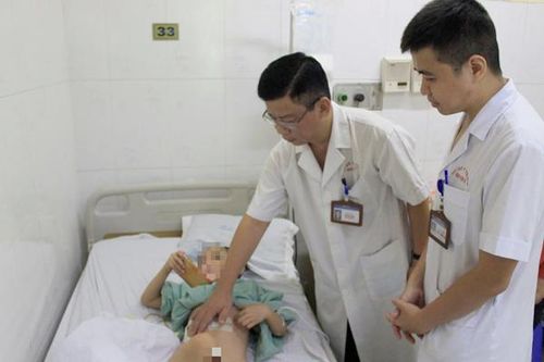 Mảnh xương 'chu du' khắp người bé trai 5 tuổi