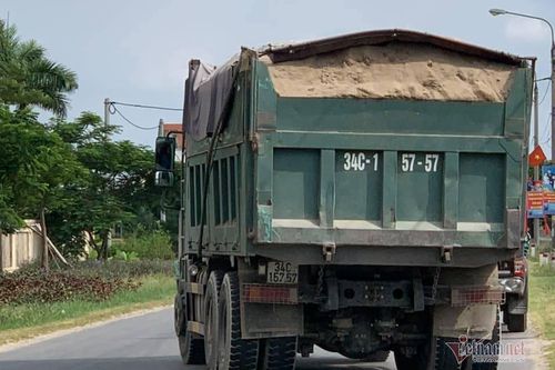 Tài xế rút tuýp sắt lao vào đánh Thanh tra giao thông ở Hải Dương