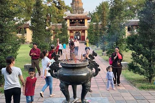 Chê Huế 'ám khí', 'nhang khói như nghĩa trang', cộng đồng mạng nổi giận