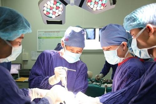 Vừa thay khớp gối, vừa 'xử lý' u xương đùi