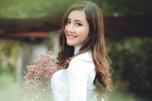 Hot girl ĐH Kiểm sát Hà Nội khoe sắc trong tà áo dài tinh khôi