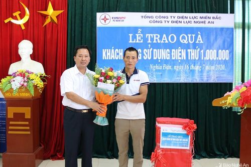 Công ty Điện lực Nghệ An tặng quà cho khách hàng thứ 1 triệu