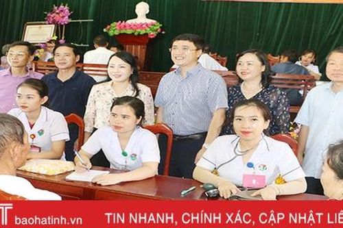 300 gia đình chính sách ở Cẩm Xuyên được khám, cấp phát thuốc miễn phí