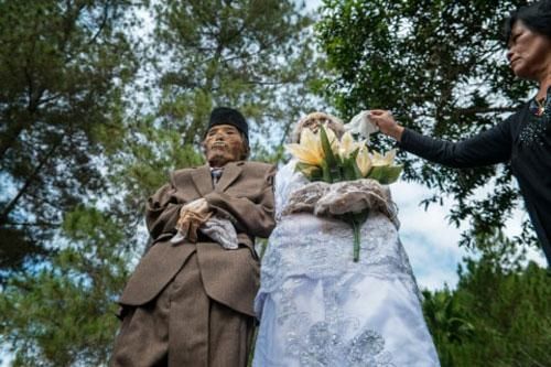 Kinh dị tập tục đưa xác chết ra khỏi mộ đi diễu khắp làng