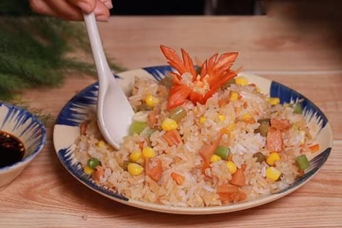Quên món cơm trắng truyền thống đi, đây mới là cách nấu cơm nhanh, gọn, lẹ được cả nhà thích mê