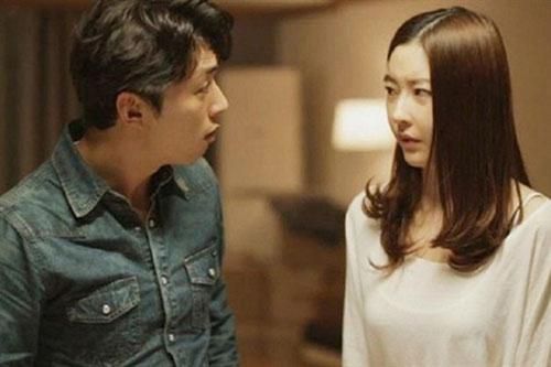 Chồng quát lớn 'Ở nhà trông mỗi đứa con mà không nấu được bữa cơm ra hồn', màn đáp trả cực gắt của vợ khiến gã hổ thẹn cúi đầu