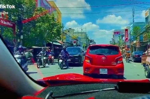 Đi sai còn ngoan cố đối đầu ô tô, người phụ nữ nhận cái kết ê chề