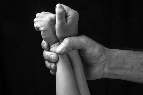 Bé gái 8 tuổi bị 'bạn nhậu' của cha xâm hại tình dục nhưng gia đình muốn giấu kín
