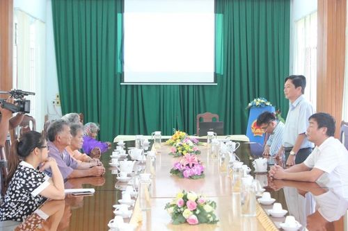 Đoàn đại biểu Quốc hội tỉnh Khánh Hòa thăm, tặng quà các gia đình chính sách tiêu biểu huyện Khánh Sơn