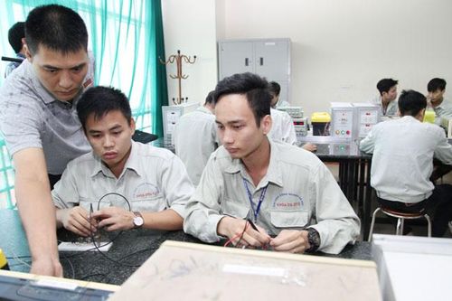 Tiếp tục ưu tiên phát triển nguồn nhân lực