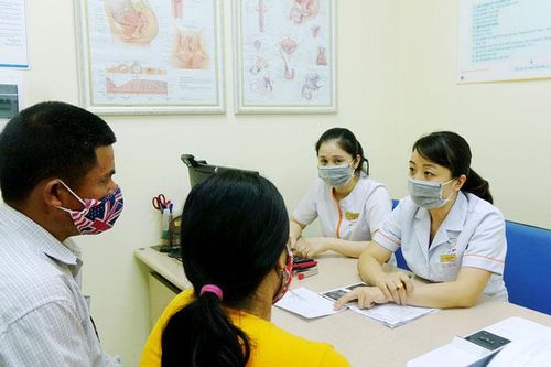 Giúp vợ chồng nghèo hiếm muộn được làm cha mẹ