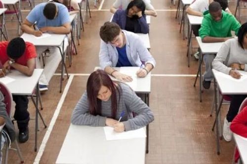 Những đề thi quái dị khiến học sinh ngơ ngác, có đề suýt làm một quán cà phê sập tiệm