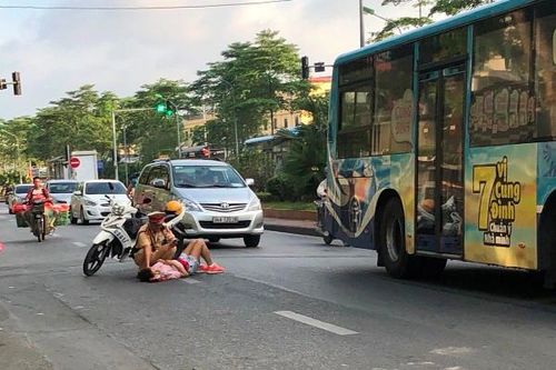 Người phụ nữ bị ngã xe được Cảnh sát giao thông cứu giúp