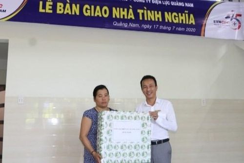 Điện lực Quảng Nam bàn giao hai nhà tình nghĩa cho hộ nghèo