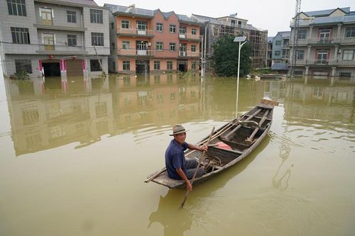 Lũ dâng cao, dân làng đổ xô đi sơ tán ở tỉnh Giang Tây