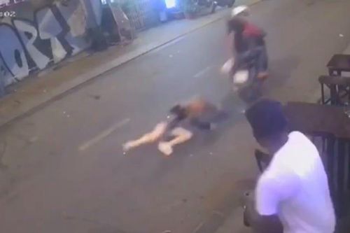 Hai tên cướp kéo lê cô gái trên phố đi bộ Bùi Viện