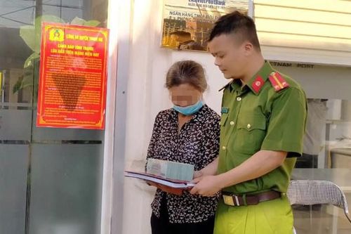 Công an dỏm lừa bà lão chuyển khoản gần 600 triệu