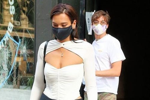 Dua Lipa diện áo cut-out thu hút trên phố