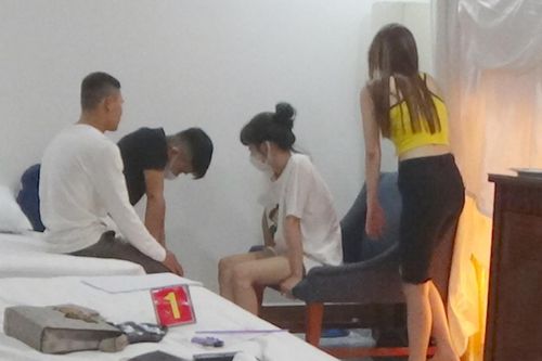 Cô gái mua ma túy để cùng nhóm bạn 'đập đá'