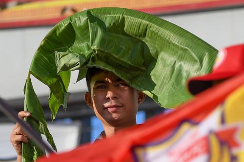 CĐV che nắng bằng lá cọ, lá chuối chờ vào xem Công Phượng