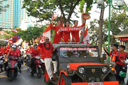 2.000 CĐV Hải Phòng đốt pháo sáng, diễu hành ở Hà Nội