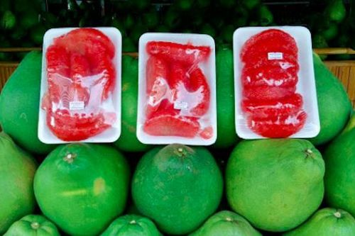Bưởi ruby Thái Lan 'giá chát' 300.000 đồng/trái vẫn hút người tiêu dùng Sài thành
