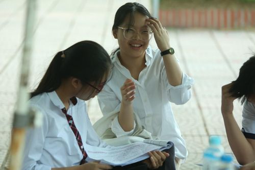 Hình ảnh ấn tượng tại kỳ thi vào lớp 10 tại Hà Nội