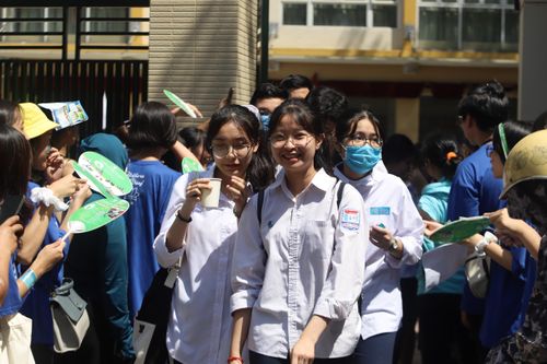 Hà Nội: Thí sinh hào hứng, phấn khởi vì đề thi Ngữ văn lớp 10 dễ