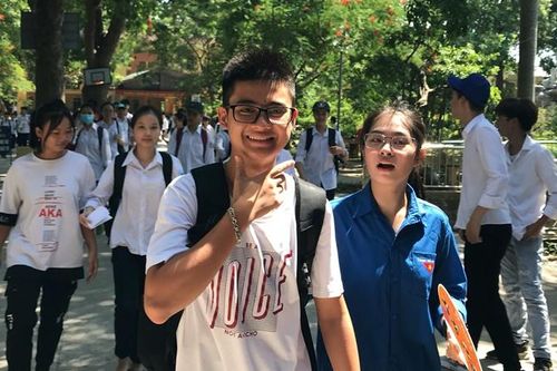 Nhiều thí sinh cười tươi bước ra phía cổng trường thi vì đề Tiếng Anh dễ