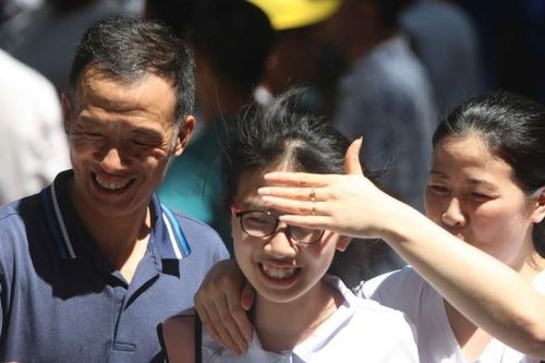 Kỳ thi tuyển sinh vào lớp 10 THPT: Nắng nóng gay gắt không làm chùn bước phụ huynh