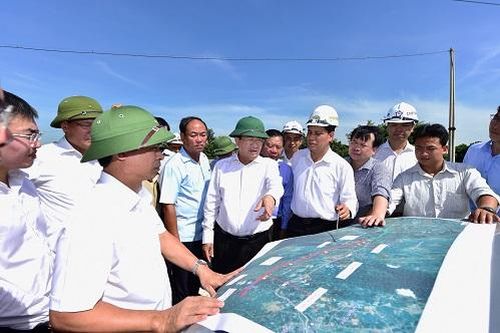 Phó Thủ tướng kiểm tra hiện trường xây dựng đoạn cao tốc Cao Bồ-Mai Sơn