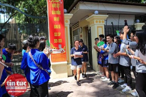 Tuyển sinh vào lớp 10 Hà Nội: Thí sinh tươi cười khi ra khỏi phòng