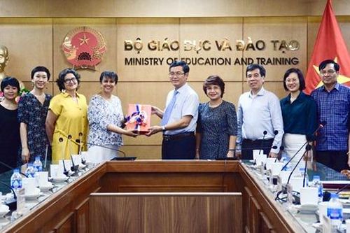 Bộ GD&ĐT tiếp nhận gói thiết bị viện trợ do Tổ chức Đại học Pháp ngữ trao tặng