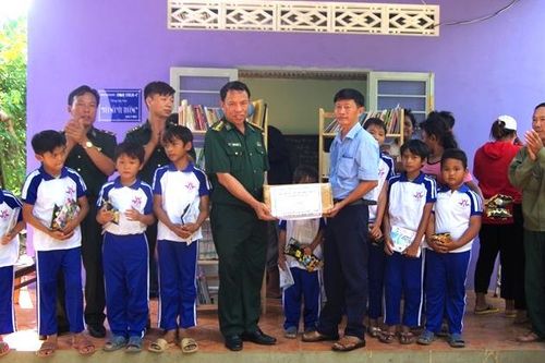 Tặng sách, vở cho học sinh lớp 'xóa mù chữ' biên giới tỉnh Bình Phước