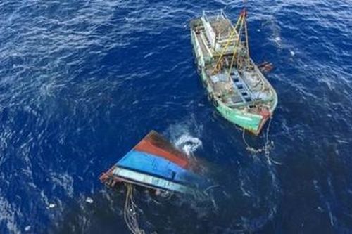 Cứu sống 6 ngư dân trên tàu cá bị tàu hàng đâm chìm