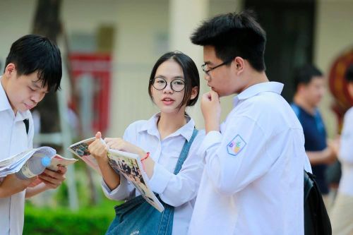 Thí sinh thi vào lớp 10 ở Hà Nội hồi hộp, miệt mài ôn bài trước giờ thi môn Ngữ Văn