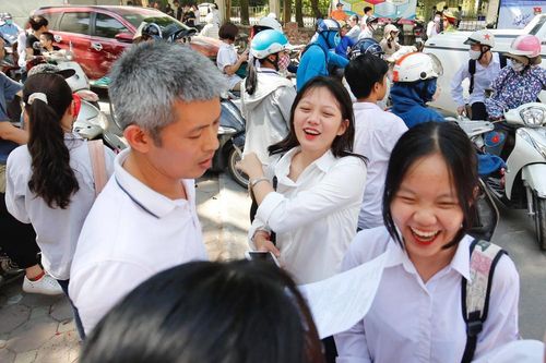 Nữ sinh Thủ đô xinh xắn, rạng ngời sau buổi thi Ngữ Văn