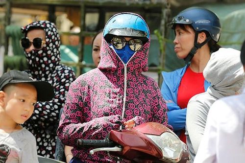 Phụ huynh 'hóa ninja' đội nắng hồi hộp chờ con thi vào 10