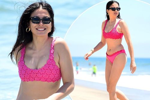 Siêu mẫu áo tắm Úc đẹp như mộng trên biển với bikini hồng 'rực lửa'