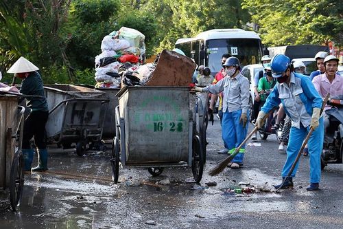 Lao công 'vật lộn' với rác thải ùn ứ, chất đống ở Hà Nội