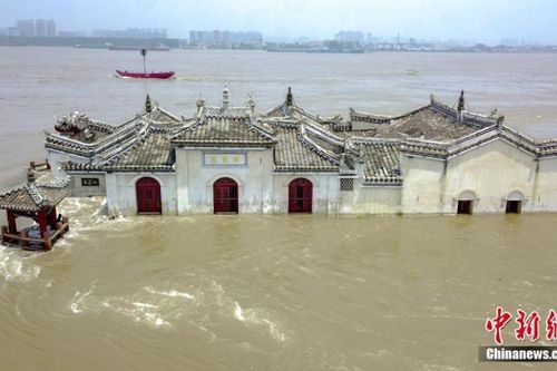 Chùa Quan Âm 700 năm tuổi đứng vững bất chấp lũ kinh hoàng trên sông Dương Tử