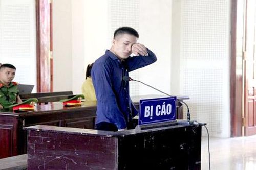 Gã chồng vung dao đâm vợ vì bị đòi ly hôn bật khóc tại tòa