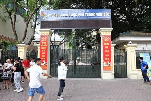 Hình ảnh các thí sinh Hà Nội bắt đầu bước vào kỳ thi lớp 10