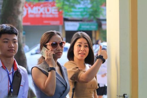 Phụ huynh thấp thỏm chờ con bên ngoài phòng thi